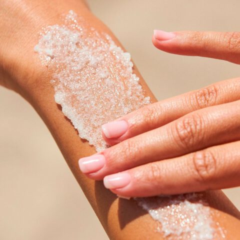 Enzymatický, gomage, domácí či mechanický? Jaký tělový peeling je tím nejlepším?